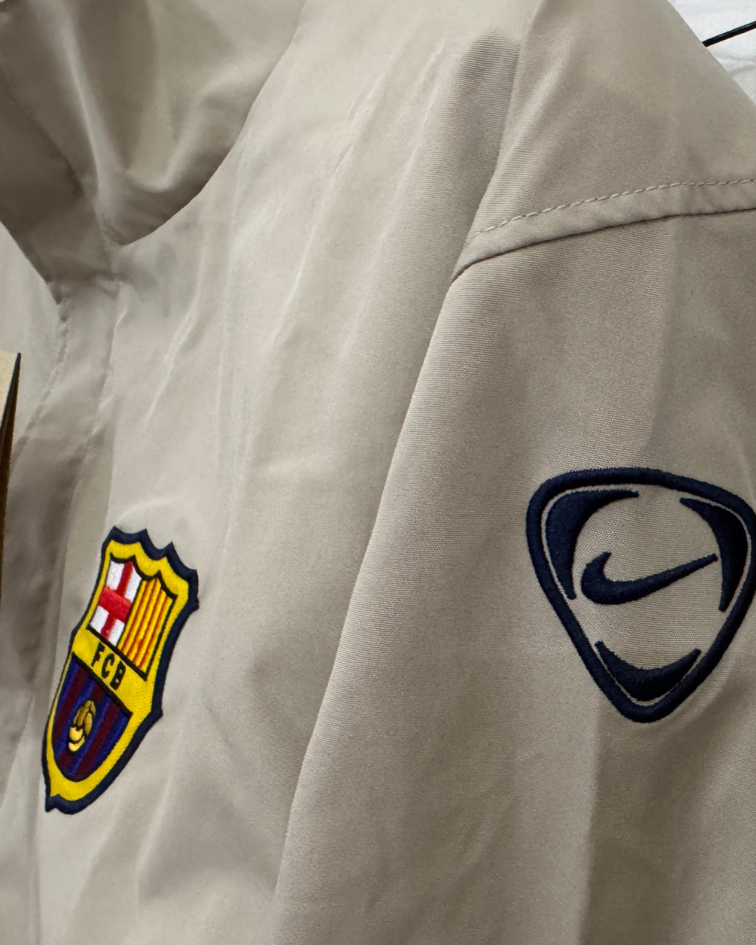 26/27 Barcelona Brown Full Zipper Windbreaker - detail-sleeve
