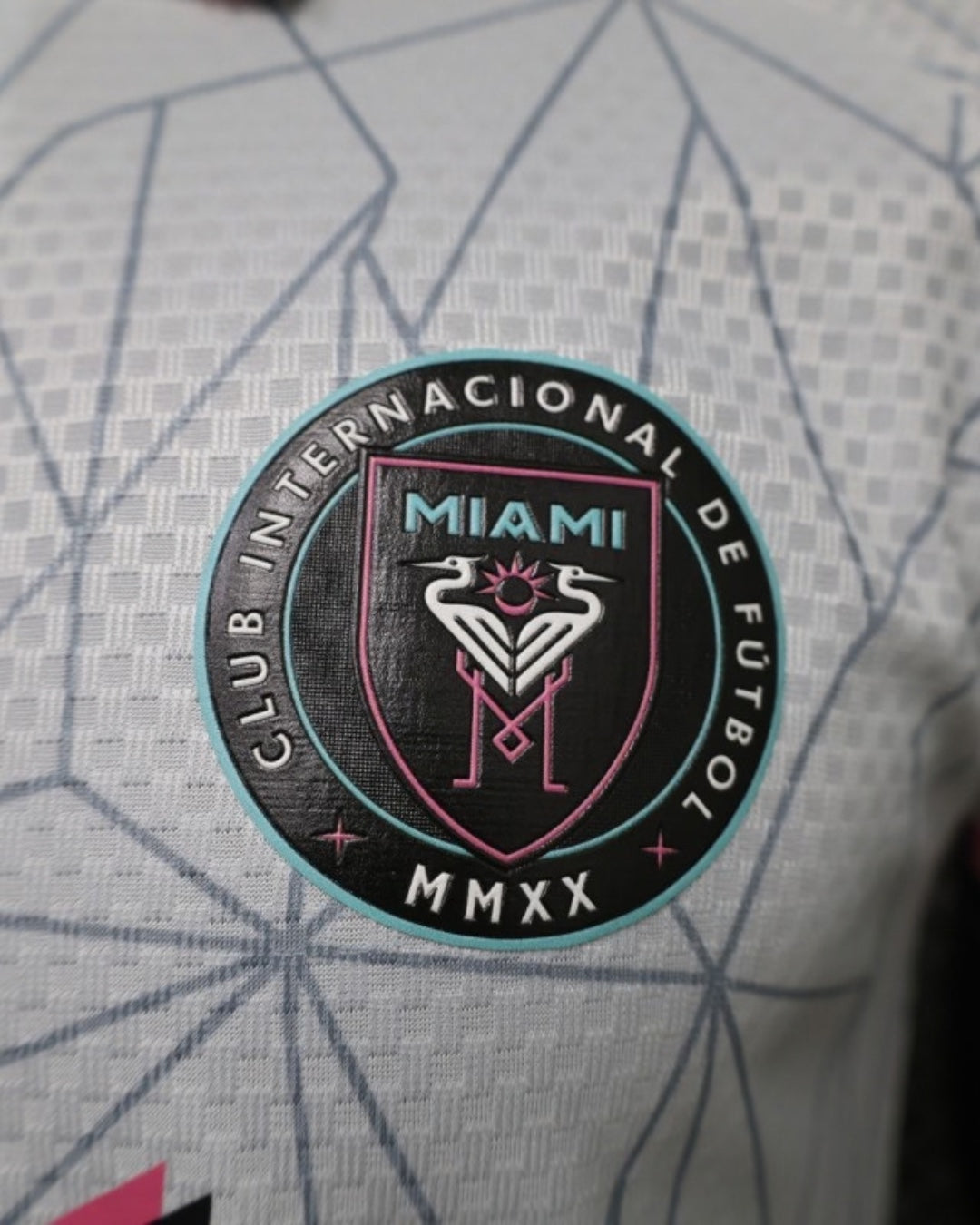 26/27 Inter Miami CF Special Edition Polo Jersey - detalhe do escudo